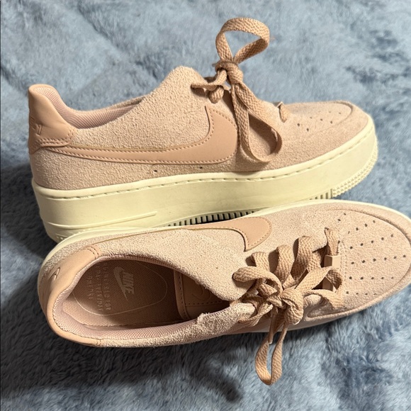 Nike Women's Peach Sneakers - Picture 1 of 1